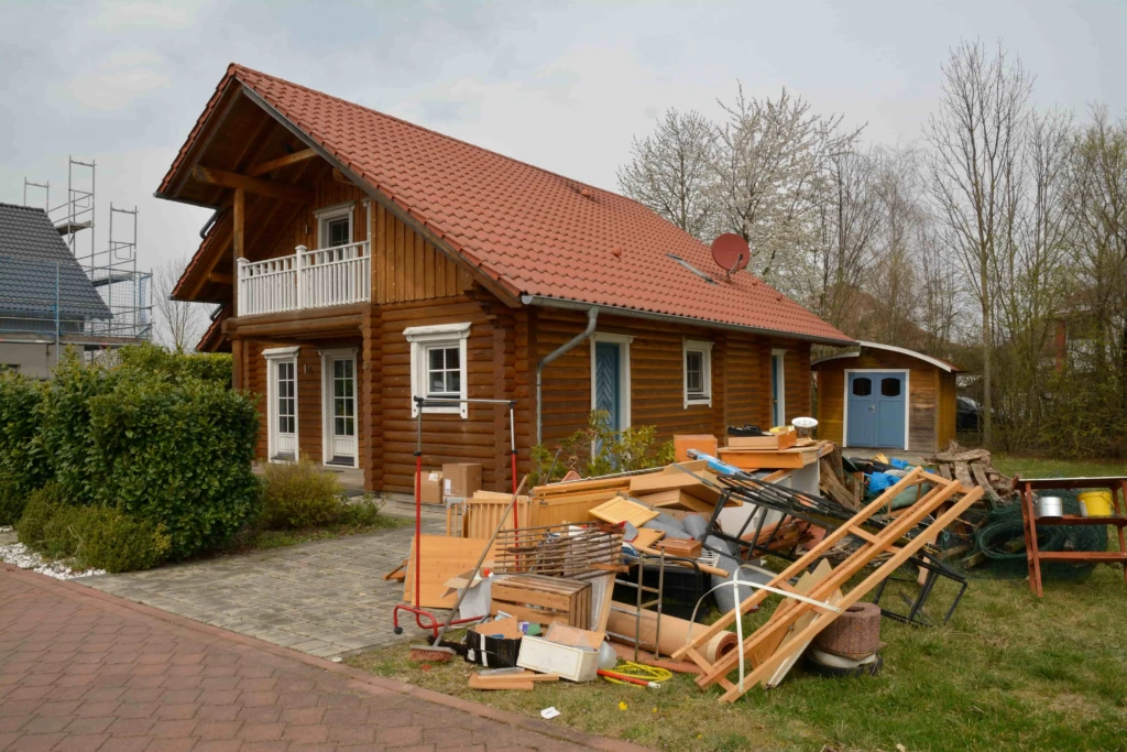 Geräumter, trockener Kellerraum mit Luftentfeuchter und ordentlich eingelagerten Boxen